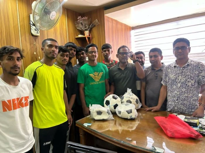 বেনাপোলে ক্রীড়া সামগ্রী বিতরন করলেন বিকেএসের আহবাহক সেলিম
